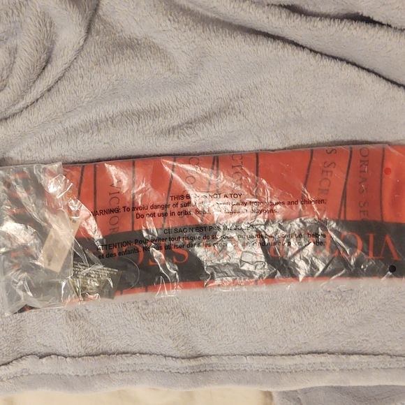 VS The Perfect Scarf - Picture 6 of 6